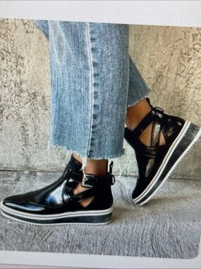 Zara Women’s Black Cutout wingtip platform buckle Ankle Shoes